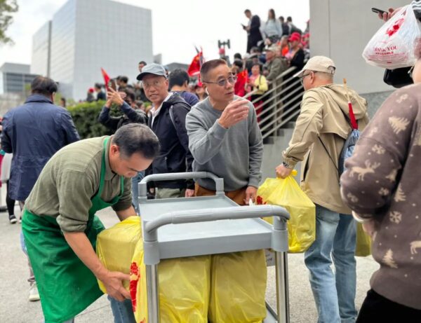 Se distribuyen fiambreras a los partidarios de Beijing cerca del hotel St. Regis, en San Francisco, California, el 14 de noviembre del 2023. (Eva Fu/The Epoch Times)