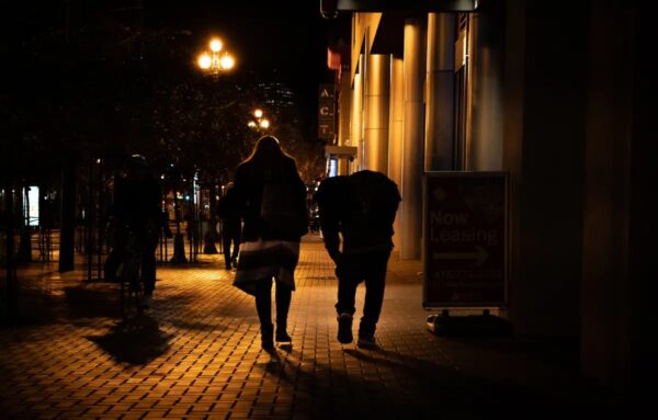 Jacqui Berlinn camina con su hijo Corey, sin hogar y adicto al fentanilo, en San Francisco, California, el 22 de febrero del 2023. (John Fredricks/The Epoch Times)