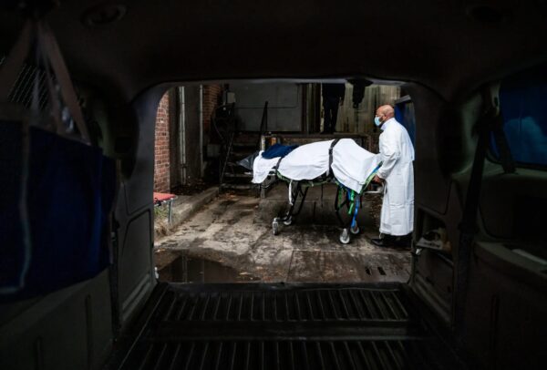 Un miembro del personal de Maryland Cremation Services transporta los restos de una víctima de COVID-19 a una furgoneta desde la morgue del hospital en Baltimore, Maryland, el 24 de diciembre del 2020. (Andrew Caballero-reynolds/AFP vía Getty Images)