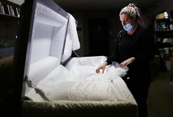 Un embalsamador prepara. un ataúd en East County Mortuary en El Cajón, California, el 15 de enero del 2021. (Mario Tama/Getty Images)