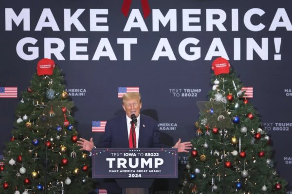 El candidato presidencial republicano y expresidente de Estados Unidos Donald Trump habla en un acto de campaña en Waterloo, Iowa, el 19 de diciembre del 2023. (Scott Olson/Getty Images)
