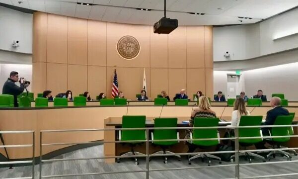 El Comité Selecto de la Asamblea del Estado de California sobre el Robo en el Comercio Minorista celebra su primera reunión en Sacramento, California, el 19 de diciembre del 2023. (Travis Gillmore/The Epoch Times)