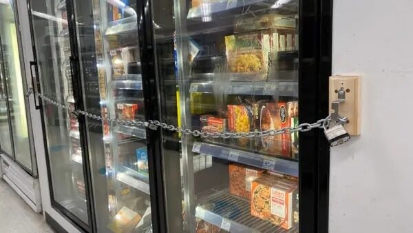 Un primer plano de unas cadenas asegurando un congelador lleno de comida en una tienda Walgreens en San Francisco el 18 de julio del 2023. (Lear Zhou/The Epoch Times)
