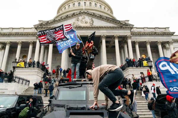 Partidarios del presidente Donald Trump protestan frente al Capitolio de Estados Unidos en Washington el 6 de enero del 2021. (Alex Edelman/AFP vía Getty Images)
