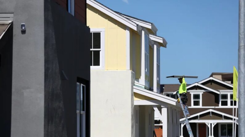 Un trabajador de la construcción lleva materiales en una urbanización, en Petaluma, California, el 23 de marzo del 2022. (Justin Sullivan/Getty Images)