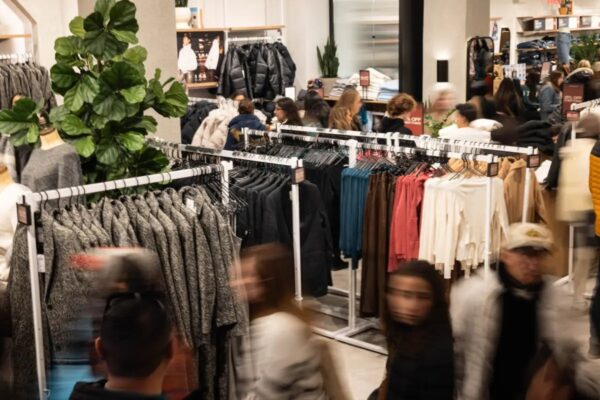 Compradores en la tienda de Abercrombie & Fitch durante el "Viernes Negro" en Nueva York el 24 de noviembre del 2023, el comienzo no oficial de la temporada de compras navideñas. (Yuki Iwamura/AFP vía Getty Images)