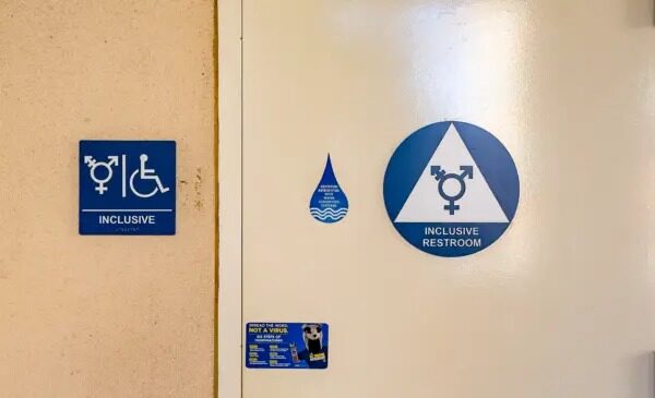 Un baño está reservado para estudiantes transgénero en la Universidad de California Irvine, en Irvine, California, el 25 de septiembre del 2020. (John Fredricks/The Epoch Times)