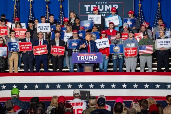 El ex presidente y aspirante republicano a la presidencia en 2024, Donald Trump, habla durante un mitin de campaña en el Whittemore Center Arena de la Universidad de New Hampshire en Durham, N.H., el 16 de diciembre de 2023. (Joseph Prezioso/AFP vía Getty Images)