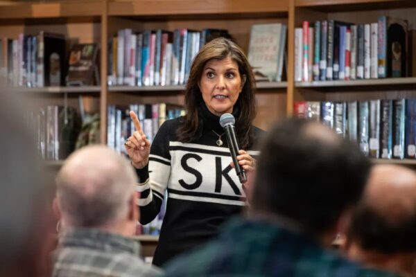 Nikki Haley, ex embajadora de la ONU y aspirante republicana a la presidencia en 2024, habla en un acto de campaña en el Kennett High School de North Conway, Nueva Hampshire, el 28 de diciembre del 2023. (Joseph Prezioso/AFP vía Getty Images)