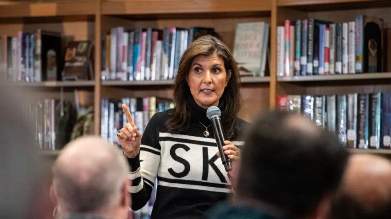 Nikki Haley, exembajadora de la ONU y aspirante republicana a la presidencia en 2024, habla en un acto de campaña en el Kennett High School de North Conway, Nueva Hampshire, el 28 de diciembre del 2023. (Joseph Prezioso/AFP vía Getty Images)