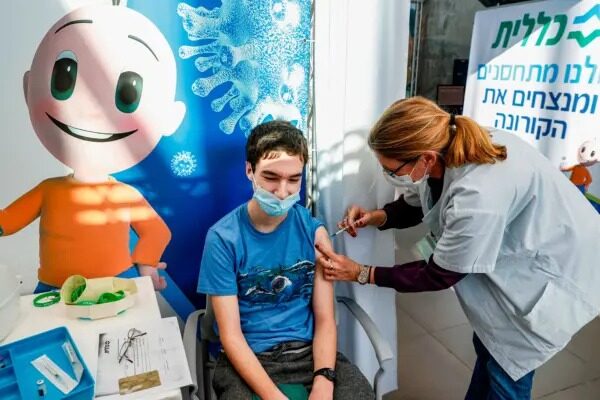 Un adolescente recibe una dosis de la vacuna Pfizer-BioNtech contra COVID-19 en los Servicios de Salud Clalit en Tel Aviv, Israel, el 23 de enero del 2021. (Jack Guez/AFP vía Getty Images)
