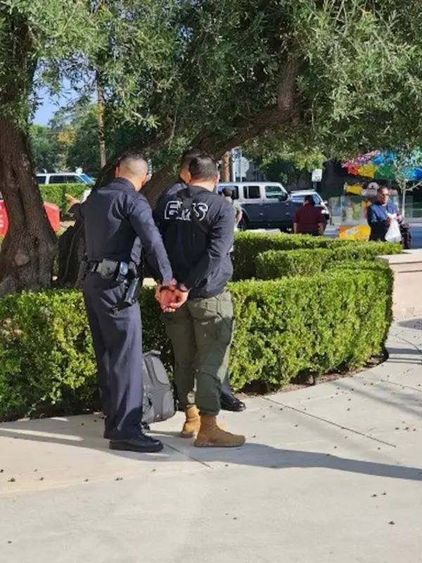 Un sospechoso es detenido por la policía a la salida de un acto al que asistió el candidato presidencial Robert F. Kennedy Jr, en el Wilshire Ebell Theatre de Los Ángeles, California, el 15 de septiembre del 2023. (Cortesía de Stefanie Spear)