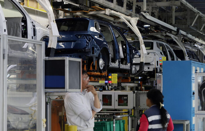 El sector privado sube a 3.37 % el pronóstico de crecimiento de México para 2023. Vista general de una línea de producción en la planta armadora Volkswagen, en Puebla, México. Imagen de archivo. (EFE/ Hilda Ríos)
