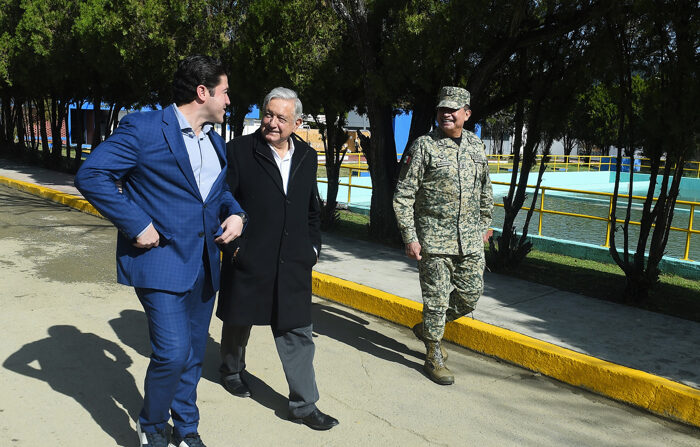 Fotografía cedida hoy por la presidencia de México que muestra al mandatario Andrés Manuel López Obrador, junto al gobernador de Nuevo León, Samuel García Sepulveda (Izq.), y el secretario de la Defensa Nacional de México, Luis Cresencio Sandoval (Der.), durante un acto en el municipio de Juárez, en Nuevo León, México. (EFE/presidencia de México)