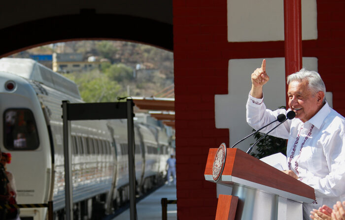 Fotografía cedida hoy, por la presidencia de México, del mandatario mexicano, Andrés Manuel López Obrador, durante un acto protocolario en el municipio de Salina Cruz en el estado de Oaxaca, México.  (EFE/Presidencia de México)