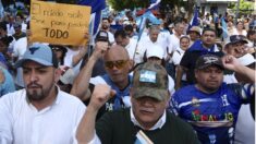Miles de hondureños aglutinados en un bloque opositor marchan en contra del Gobierno