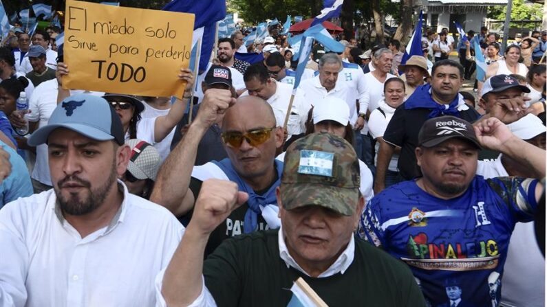 Ciudadanos hondureños simpatizantes del Bloque de Oposición Ciudadana (BOC) marchan ste 9 de diciembre de 2023, en contra del gobierno de Honduras, en las calles de San Pedro Sula (Honduras). EFE/ José Valle
