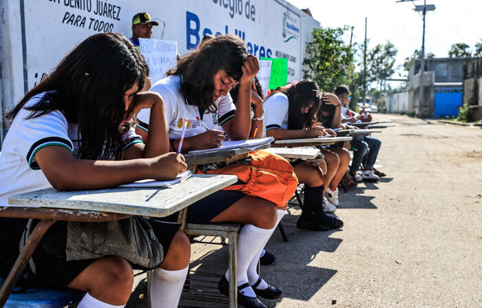 Estudiantes de Bachillerato estudian afuera de sus escuelas en Acapulco, estado de Guerrero, México. (EFE/David Guzmán)