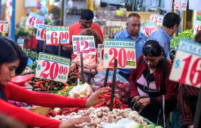 Foto de archivo de comerciantes que ofrecen sus productos en el Mercado de Jamaica, en la Ciudad de México, México. (EFE/ Isaac Esquivel)