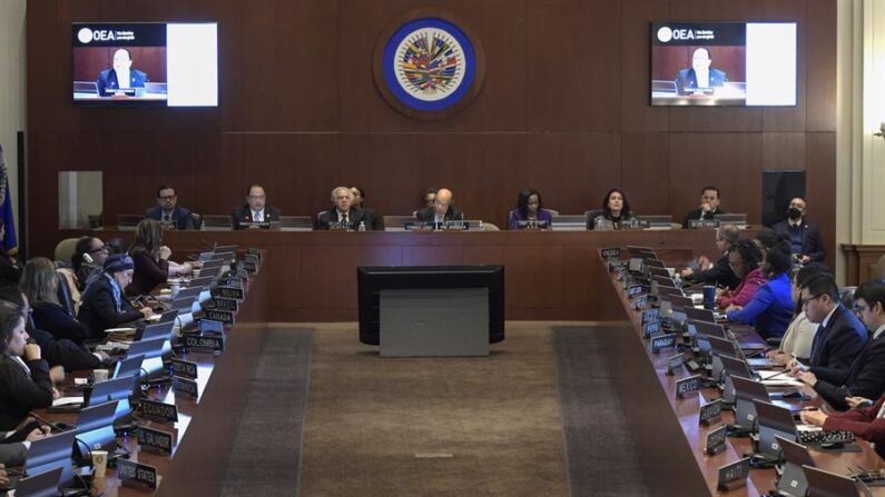 Fotografía general de los miembros de la Organización de los Estados Americanos (OEA) durante una sesión extraordinaria del Consejo Permanente el 20 de diciembre de 2023 en la sede del organismo en Washington (EE.UU.). EFE/Lenin Nolly