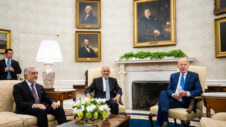 El presidente Joe Biden (d) recibe al presidente de Afganistán Ashraf Ghani (c) y al Dr. Abdullah Abdullah, presidente del Alto Consejo para la Reconciliación Nacional, en el Despacho Oval de la Casa Blanca en Washington, el 25 de junio de 2021. (Pete Marovich/Pool/Getty Images)