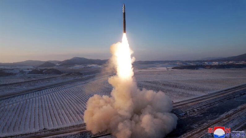 Una fotografía publicada por la oficial Agencia Central de Noticias de Corea del Norte (KCNA) muestra el lanzamiento de un misil balístico intercontinental (ICBM) de combustible sólido Hwasong-18, en un lugar no revelado en Corea del Norte. EFE/EPA/KCNA