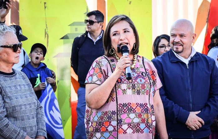 La candidata a la presidencia de México por el Frente Amplio por México, Xóchitl Gálvez (c), habla ante simpatizantes hoy, durante un evento protocolario en Tijuana, México.