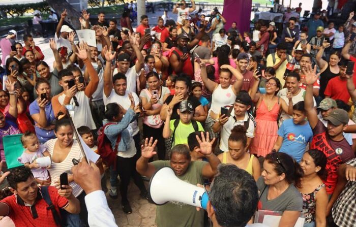 Migrantes permanecen en un parque público a la espera de arreglar su situación migratoria, hoy en la Ciudad de Tapachula en el estado de Chiapas, México. (EFE/Juan Manuel Blanco)