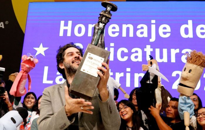 El caricaturista argentino Juan Matias Loiseau "Tute" celebra haber recibido el premio "Homenaje de Caricatura La Catrina" en el octavo día de la Feria Internacional del Libro de Guadalajara en Guadalajara, México, el 2 de diciembre de 2023. (ULISES RUIZ/AFP via Getty Images)