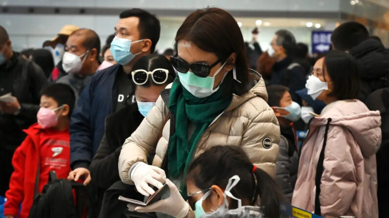 Una mujer usa una mascarilla protectora y guantes en el aeropuerto de Beijing, el 1 de febrero de 2020. (Greg Baker/AFP vía Getty Images)
