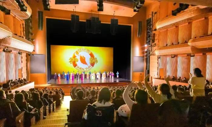 La Compañía Mundial de Shen Yun Performing Arts saluda al público en el Teatro Nacional de Corea en Seúl, Corea del Sur, el 17 de febrero de 2023. (Kim Guk-hwan/The Epoch Times)