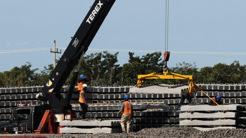 Fotografía de los trabajos de construcción de las instalaciones del Tren Maya en los Tramos 5, 6, y 7, que comprenden las ciudades de Cancún, Playa del Carmen, Tulum y Chetumal, el 27 de septiembre de 2023, en Quintana Roo, en el sureste de México. (EFE/José Méndez)