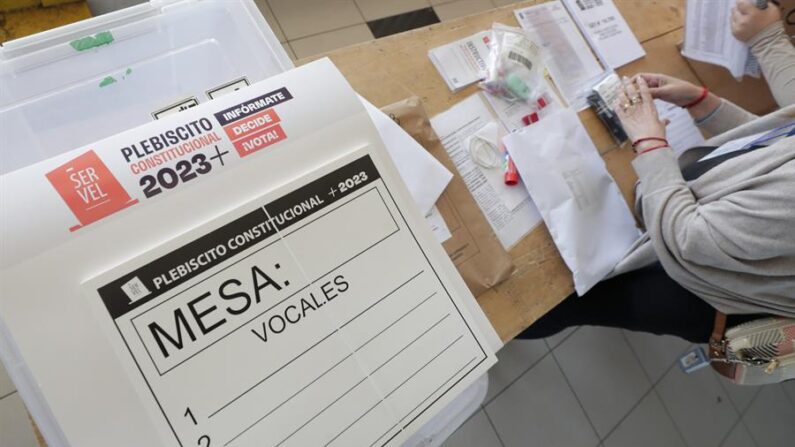 Fotografía de material para el plebiscito en el centro de votación ubicado en el estadio Monumental el 16 de diciembre de 2023, en Santiago (Chile). EFE/ Elvis González