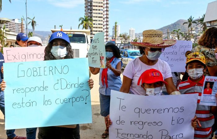 Familiares de personas desaparecidas participan en una manifestación para exigir a las autoridades que continúen la búsqueda, tras el paso del huracán Otis en Acapulco, estado de Guerrero, México, el 8 de noviembre de 2023. (FRANCISCO ROBLES/AFP vía Getty Images)