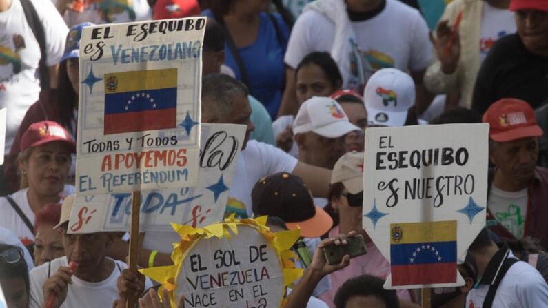 Un grupo de personas se manifiestan en apoyo al referéndum por El Esequibo, el 1 de diciembre del 2023, en Caracas (Venezuela). EFE/ Miguel Gutierrez