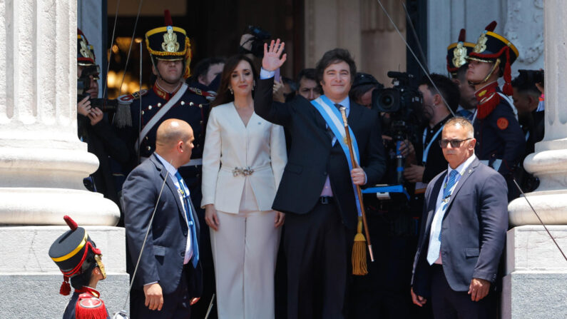 El economista libertario Javier Milei juró este domingo "por Dios y por la patria" como nuevo presidente de Argentina en el Congreso de la Nación, en Buenos Aires. (EFE/Juan Ignacio Roncoroni)