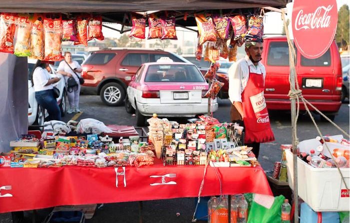 Una foto de un vendedor ambulante ofrece sus productos hoy, en Ciudad de México (México). La economía informal de México participó con un 24,4 % en el Producto Interno Bruto (PIB) nacional, lo que representa un aumento de 0,4 % con respecto al año anterior. (EFE/Isaac Esquivel)