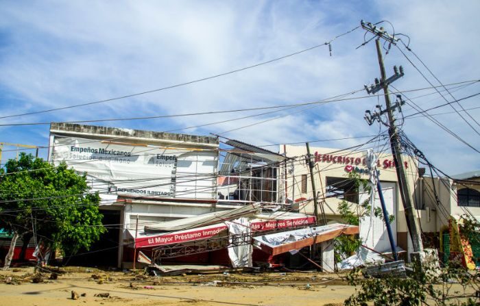 Una tienda y una iglesia dañadas tras el paso del huracán Otis por Acapulco el 26 de octubre de 2023 en Acapulco, México. (Oscar Guerrero Ramirez/Getty Images)