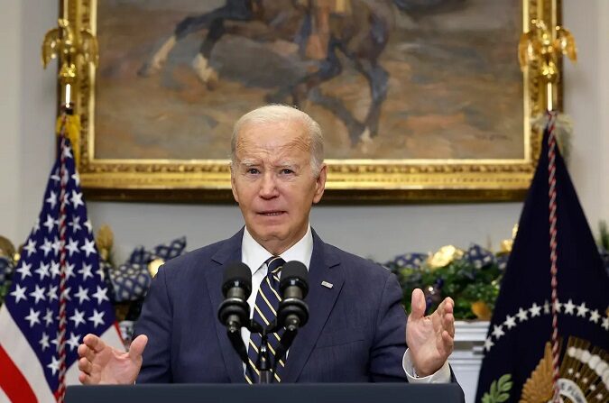 El presidente Joe Biden pronuncia una declaración instando al Congreso a aprobar su suplemento de seguridad nacional desde la Sala Roosevelt de la Casa Blanca en Washington el 6 de diciembre de 2023. (Anna Moneymaker/Getty Images)