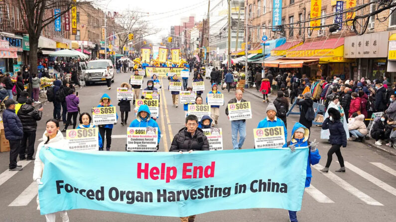 Practicantes de Falun Gong participan en un desfile que pone de relieve la persecución de su fe por parte del régimen chino, en Brooklyn, Nueva York, el 26 de febrero de 2023. (Larry Dye/The Epoch Times)