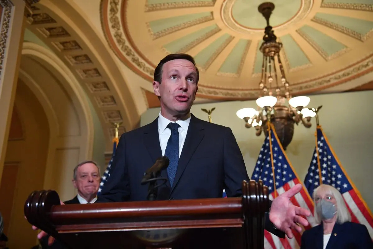 El senador Chris Murphy (D-Conn.) habla durante una rueda de prensa tras los almuerzos políticos de demócratas del Senado, en el Capitolio de EE.UU., en Washington, el 7 de junio de 2022. (Nicholas Kamm/AFP vía Getty Images)