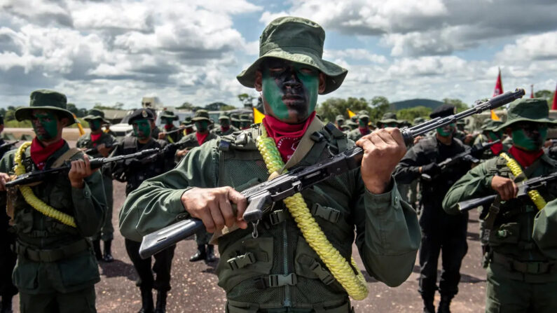 Miembros de las Fuerzas Especiales del Ejército de Venezuela participan en un desfile militar en Tumeremo, Venezuela, a unos 90 km de la frontera con Guyana, el 21 de julio de 2015. (Federico Parra/AFP vía Getty Images)