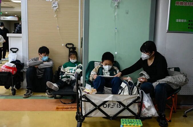 Unos niños reciben un goteo en un hospital infantil de Beijing el 23 de noviembre de 2023. (Jade Gao/AFP vía Getty Images)