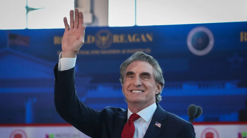 El candidato presidencial Doug Burgum entra en la zona de debate de la Biblioteca Presidencial Ronald Reagan en Simi Valley, California, el 27 de septiembre de 2023. (John Fredricks/The Epoch Times)