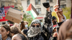 Gobernadora de NY está dispuesta a reinstaurar veto a las máscaras ante alza de incidentes antisemitas