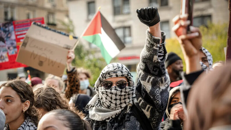 Estudiantes participan en una protesta en apoyo a Palestina fuera del campus de la Universidad de Columbia en Nueva York el 15 de noviembre de 2023. La universidad suspendió a dos organizaciones estudiantiles, Estudiantes por la Justicia en Palestina y Voces Judías por la Paz, por violar las políticas universitarias. (Spencer Platt/Getty Images)