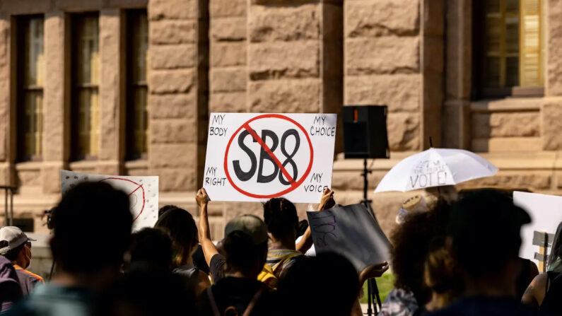 Activistas a favor del aborto se manifiestan en el Capitolio del Estado de Texas el 11 de septiembre de 2021 en Austin, Texas. (Jordan Vonderhaar/Getty Images)
