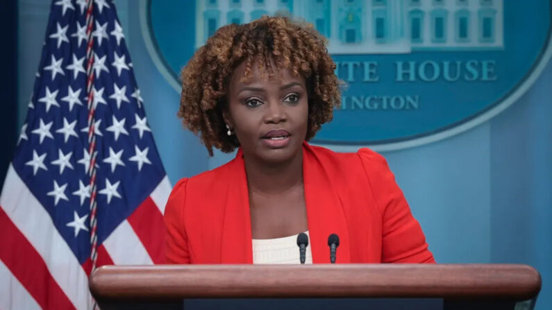 La secretaria de prensa de la Casa Blanca, Karine Jean-Pierre, habla durante la rueda de prensa diaria en la Casa Blanca el 29 de agosto de 2023. (Win McNamee/Getty Images)
