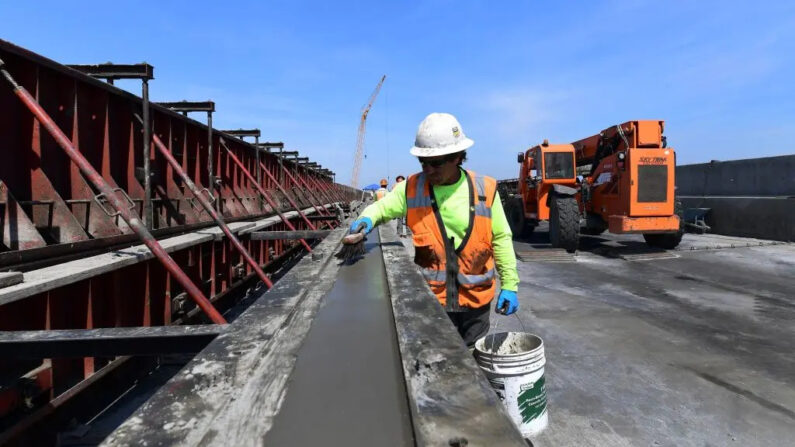 Colocan cemento en la parte del viaducto del río San Joaquín de la línea ferroviaria de alta velocidad que se está construyendo en Fresno, California, el 8 de mayo de 2019, en medio de la construcción en curso del ferrocarril en los Valles Central y de San Joaquín del estado. (Frederic J. Brown/AFP vía Getty Images)