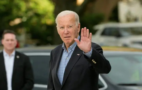 El presidente de EE.UU. Joe Biden saluda a su salida de la iglesia católica de St Edmond en Rehoboth Beach, Delaware, el 21 de octubre de 2023. (Kent Nishimura/AFP vía Getty Images)
